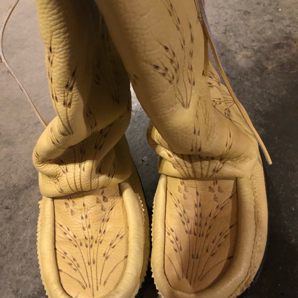 COPY - manitobah mukluks - Picture 8 of 11